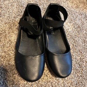 BLACK ANKLE STRAP FLATS